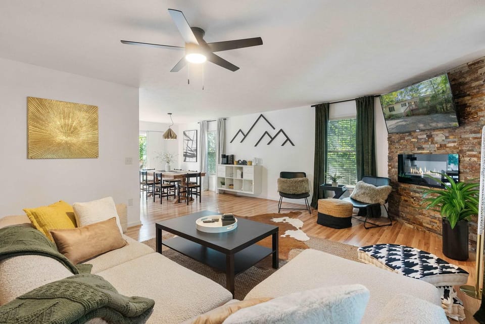 TV and multimedia, Kitchen or kitchenette, Living room, Seating area, fireplace
