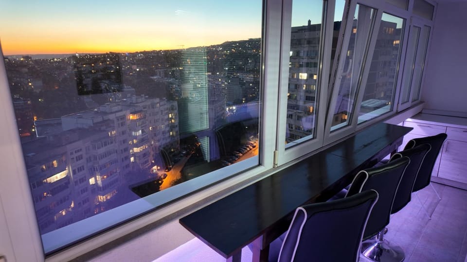 View (from property/room), Balcony/Terrace, Seating area, City view