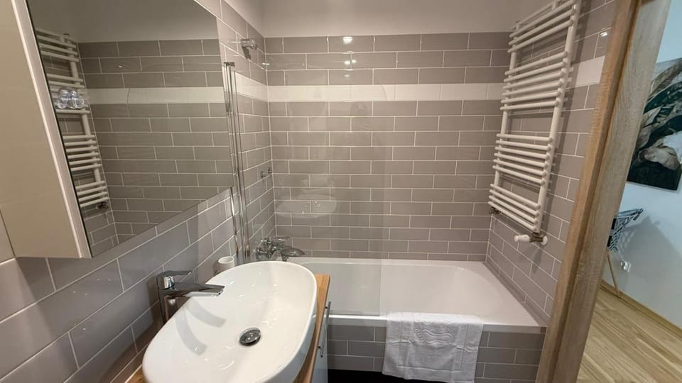 Shower, Toilet, Bathroom, Bath, towels