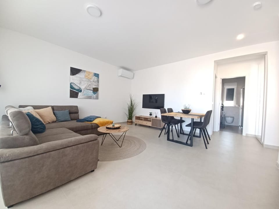 TV and multimedia, Living room, Seating area, Dining area, air conditioner