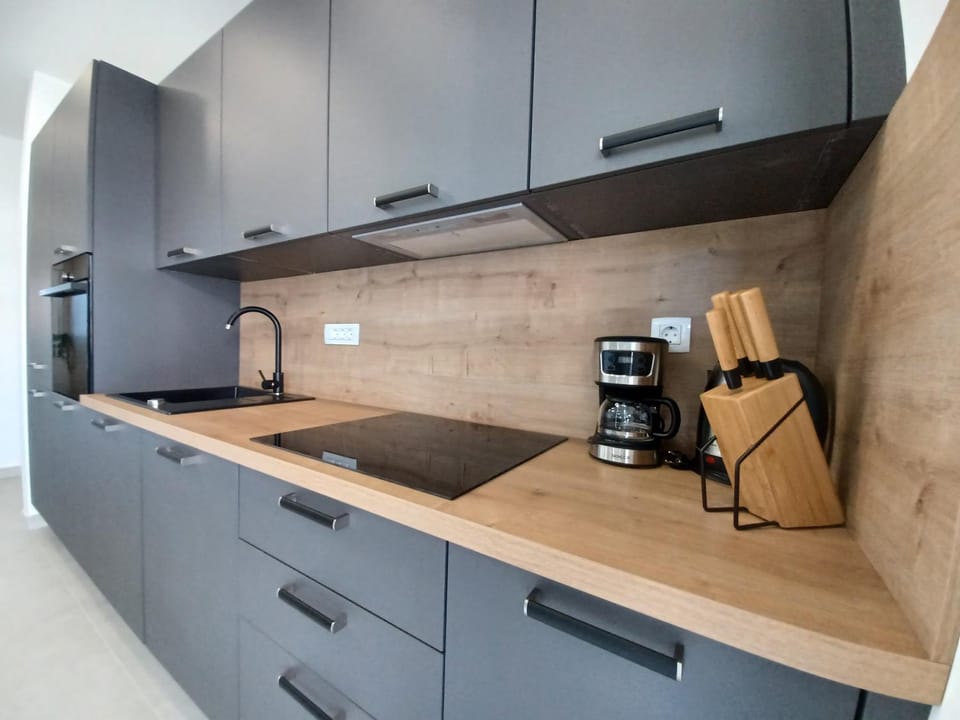 Coffee/tea facilities, Kitchen or kitchenette, stove, toaster