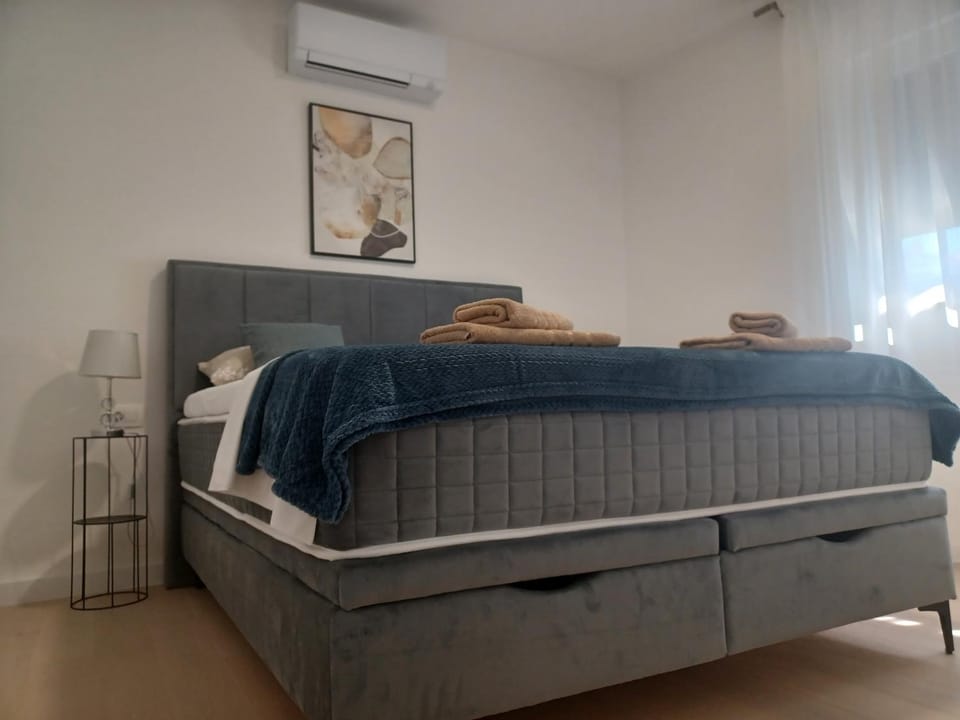 Bed, Bedroom, air conditioner