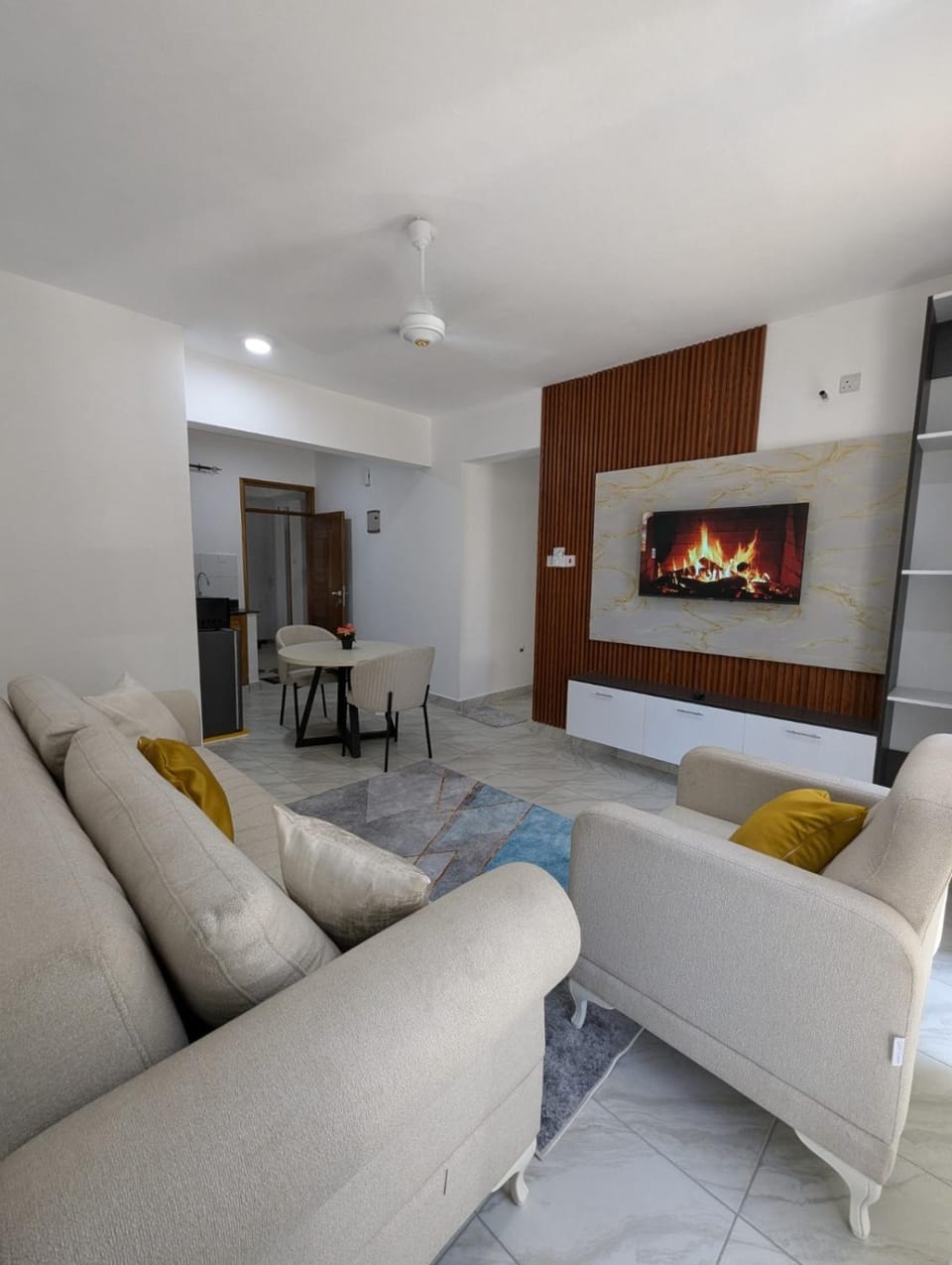 TV and multimedia, Living room, Seating area, Dining area