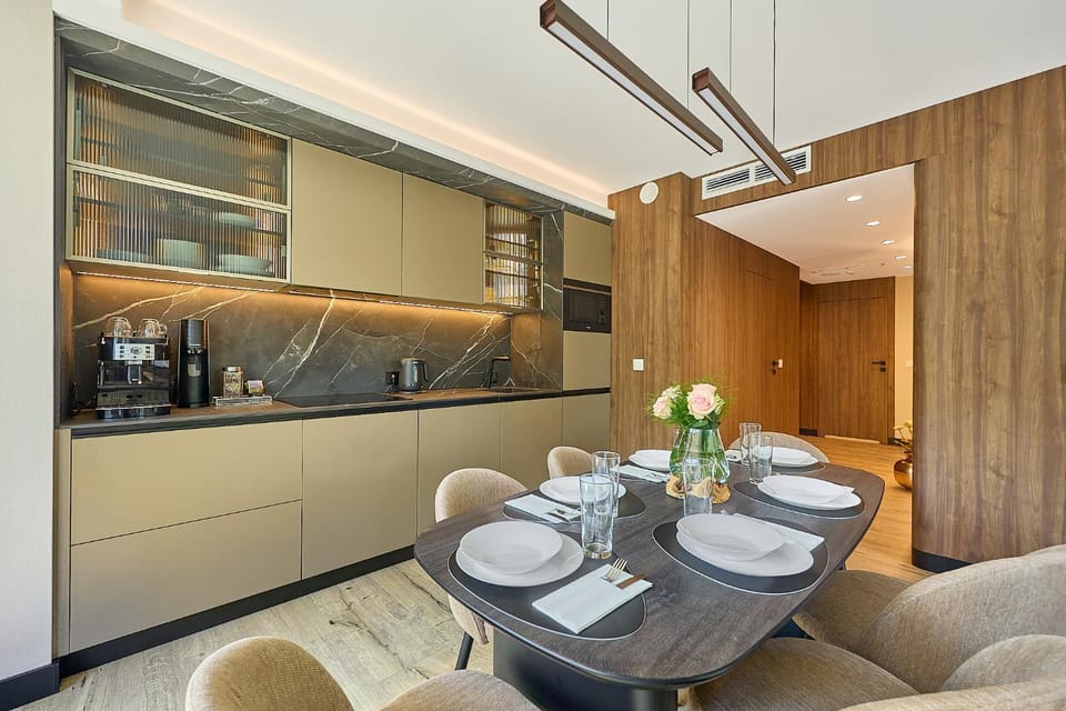 Kitchen or kitchenette, Dining area