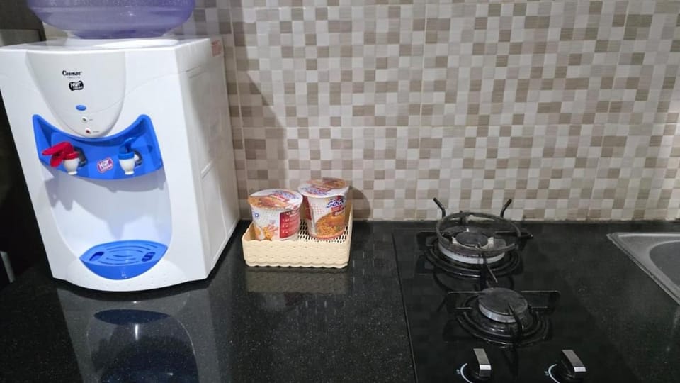 Kitchen or kitchenette, minibar