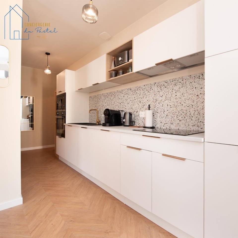 Coffee/tea facilities, Kitchen or kitchenette, dishwasher, microwave, oven, stove, toaster