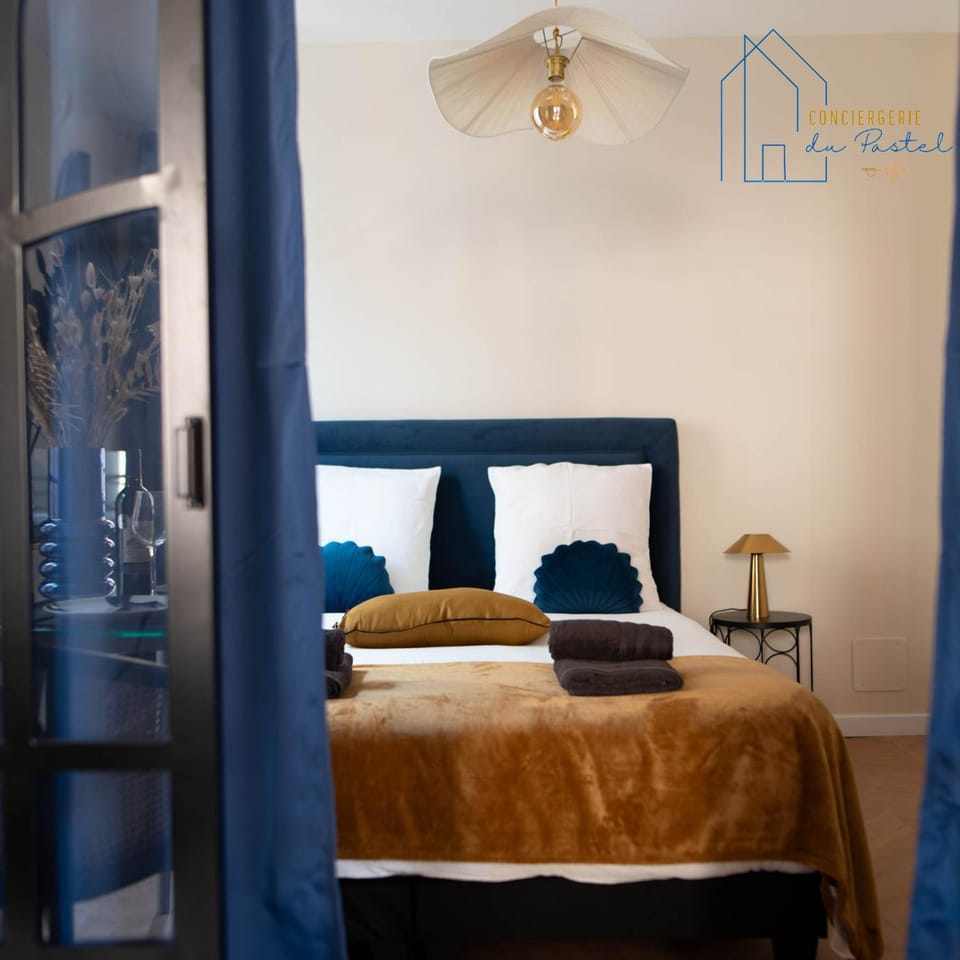 Bed, Photo of the whole room, Decorative detail, Bedroom