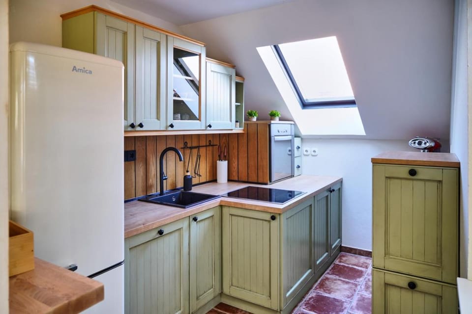 Kitchen or kitchenette, oven, stove