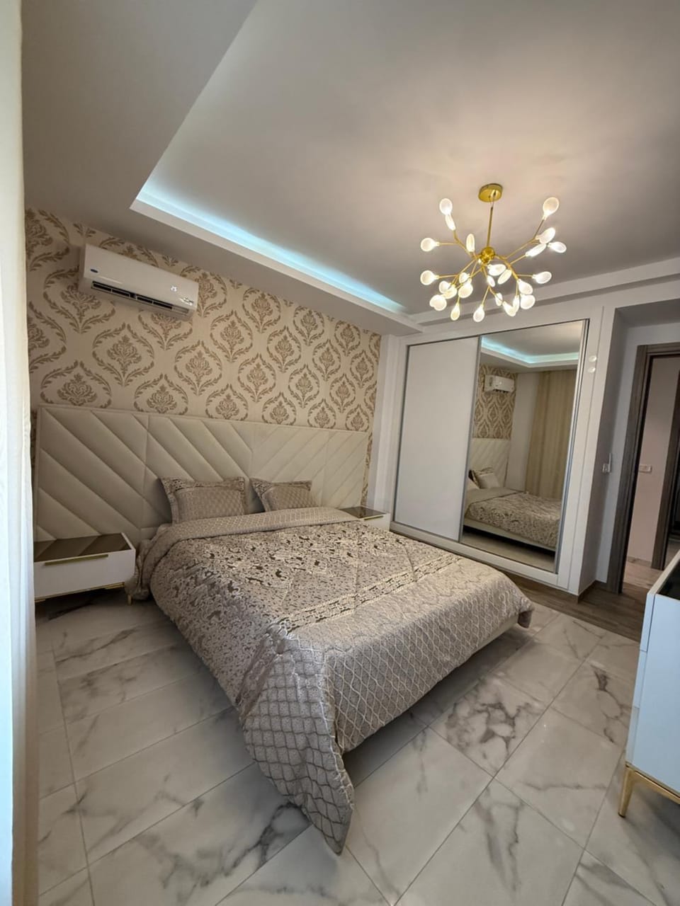 Bed, Photo of the whole room, Bedroom