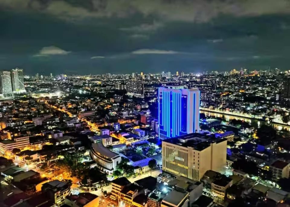 Incredible Makati Studio Unit w Stunning view & 70" TV Apartment in Mandaluyong