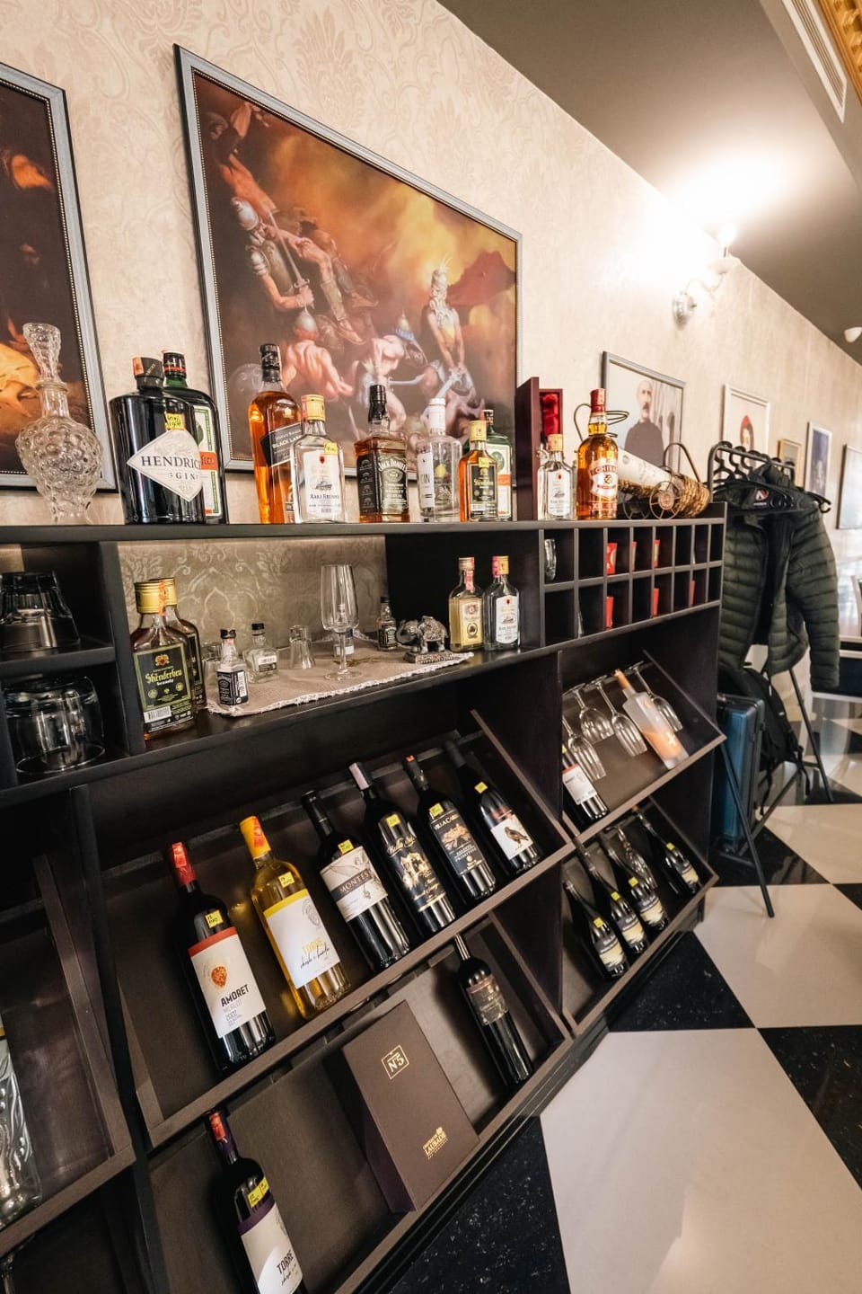 Restaurant/places to eat, Lounge or bar