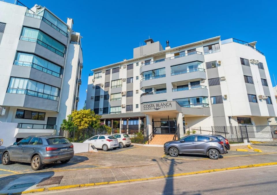 C135 Lindo apartamento em condomínio de frente para o mar Apartment in Florianopolis