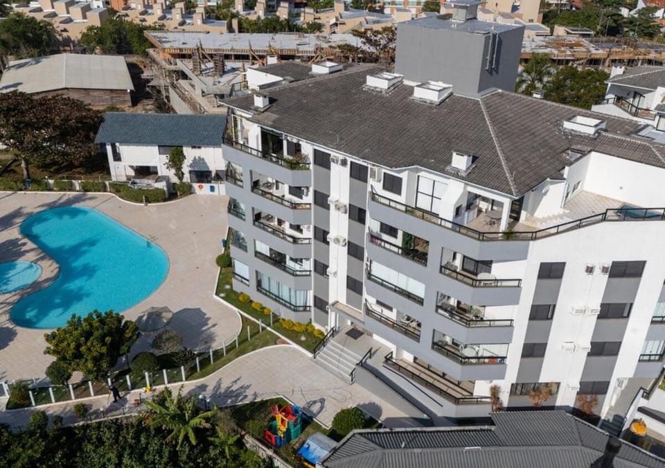C135 Lindo apartamento em condomínio de frente para o mar Apartment in Florianopolis