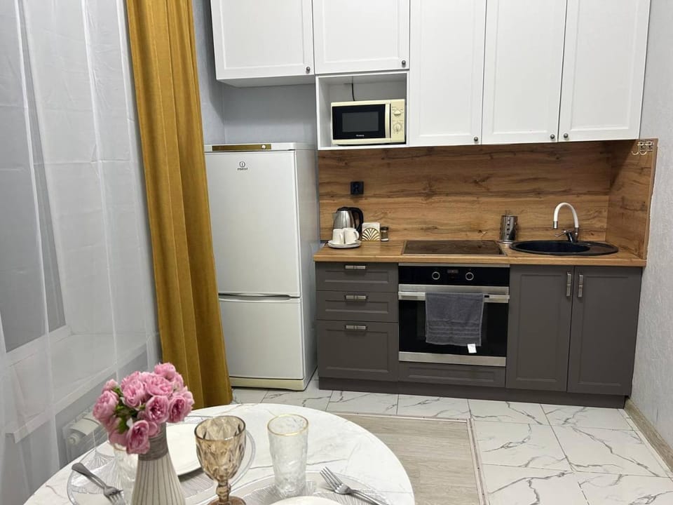 Coffee/tea facilities, Kitchen or kitchenette, oven, stove