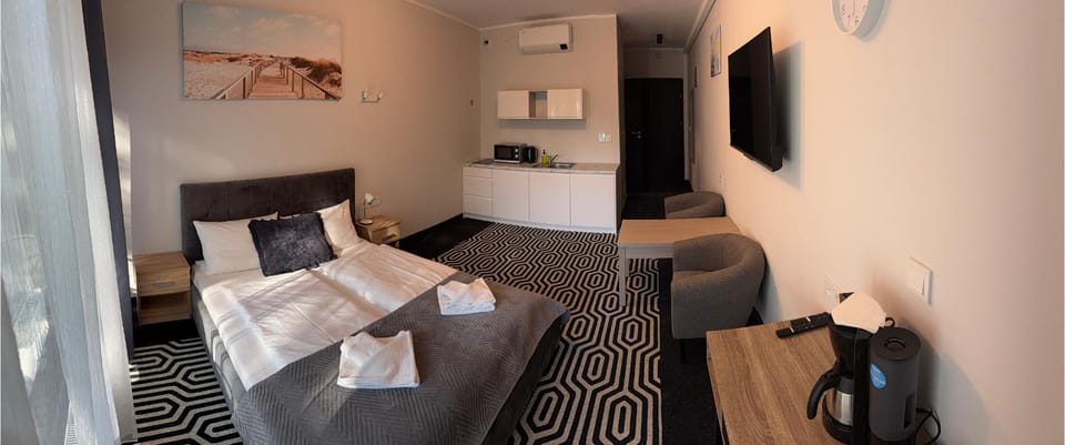 Bed, TV and multimedia, Photo of the whole room, Bedroom, towels, air conditioner
