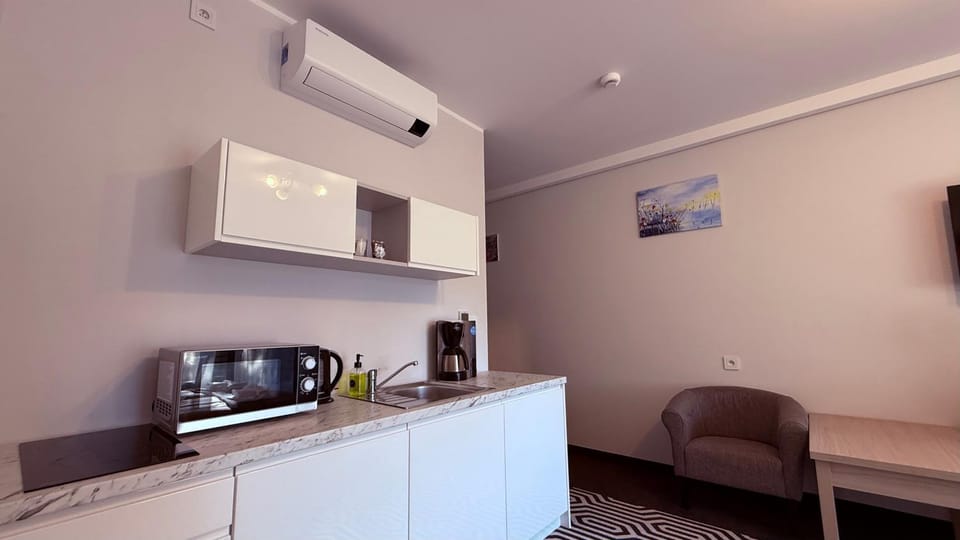 Coffee/tea facilities, Kitchen or kitchenette, oven, air conditioner