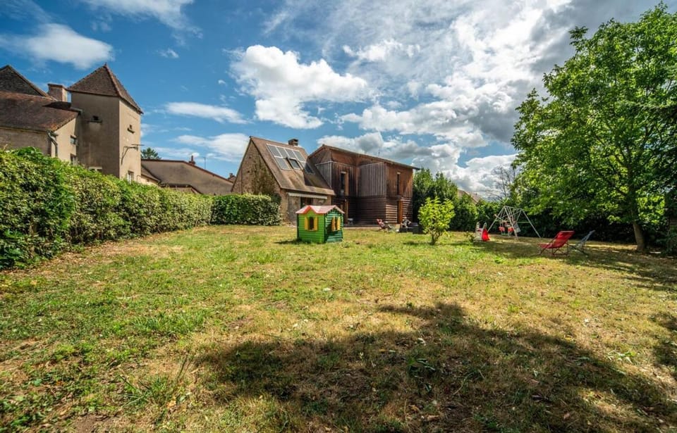Gite des Troix Ptites Noix - Family 9 People Garden Games Close to Cluny Vignoble House in Bourgogne-Franche-Comté