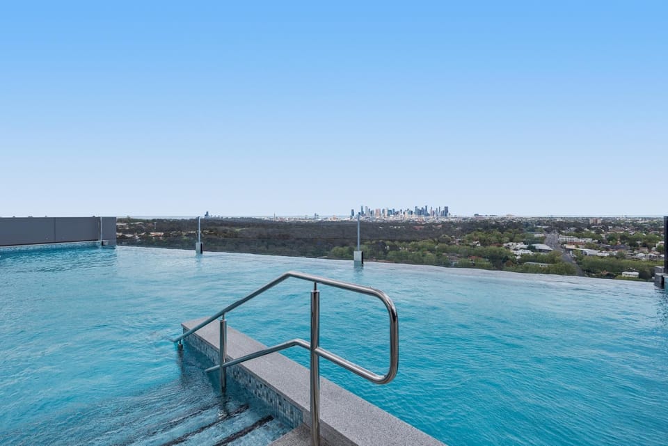 Stylish City-View Apartment with Deluxe Amenities Apartment in Melbourne