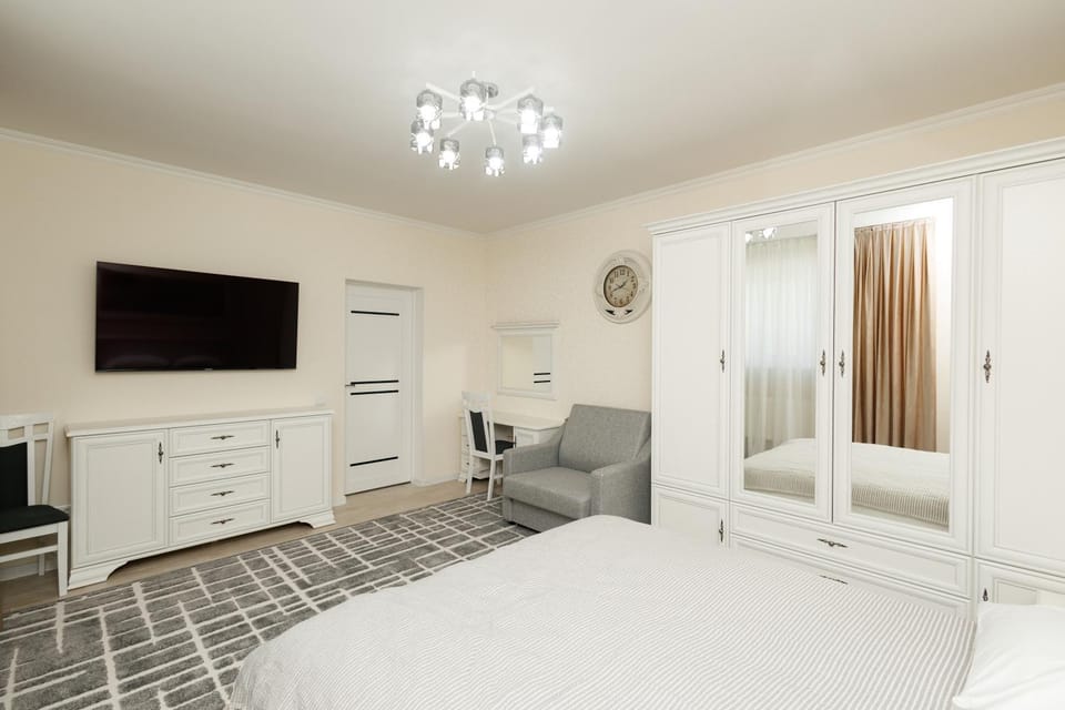 TV and multimedia, Photo of the whole room, Bedroom, internet, wardrobe