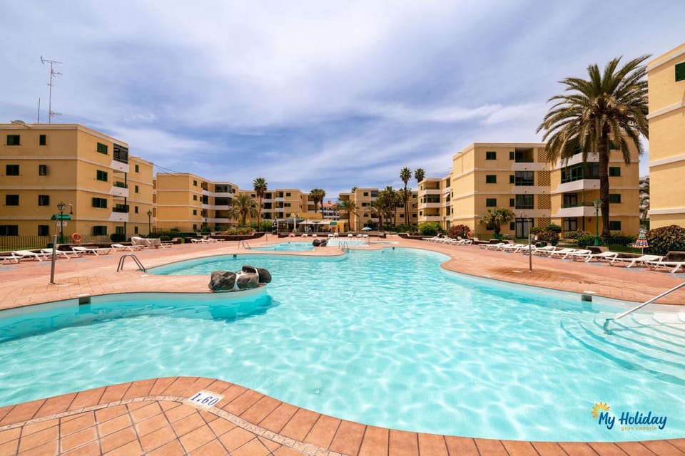 Day, Pool view, Swimming pool, Location, sunbed