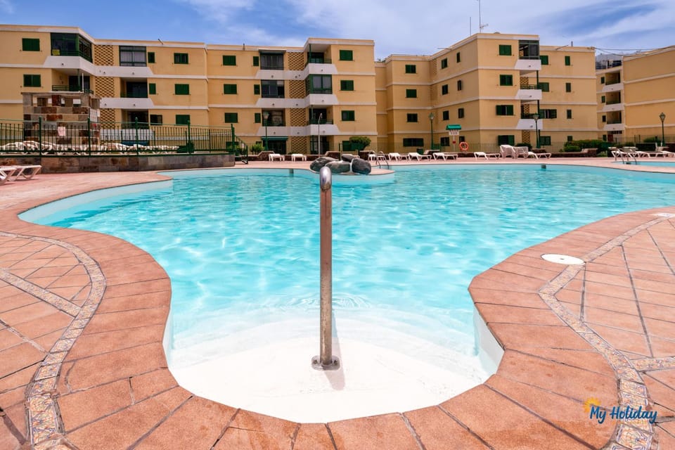 Property building, Day, Pool view, Swimming pool, sunbed