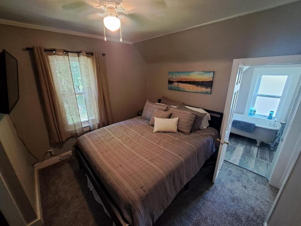 Bed, Bathroom, Photo of the whole room, Bedroom