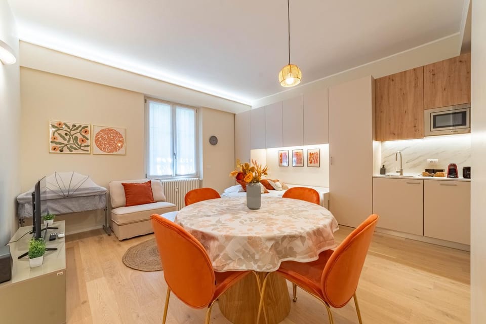 Kitchen or kitchenette, Living room, Seating area, Dining area