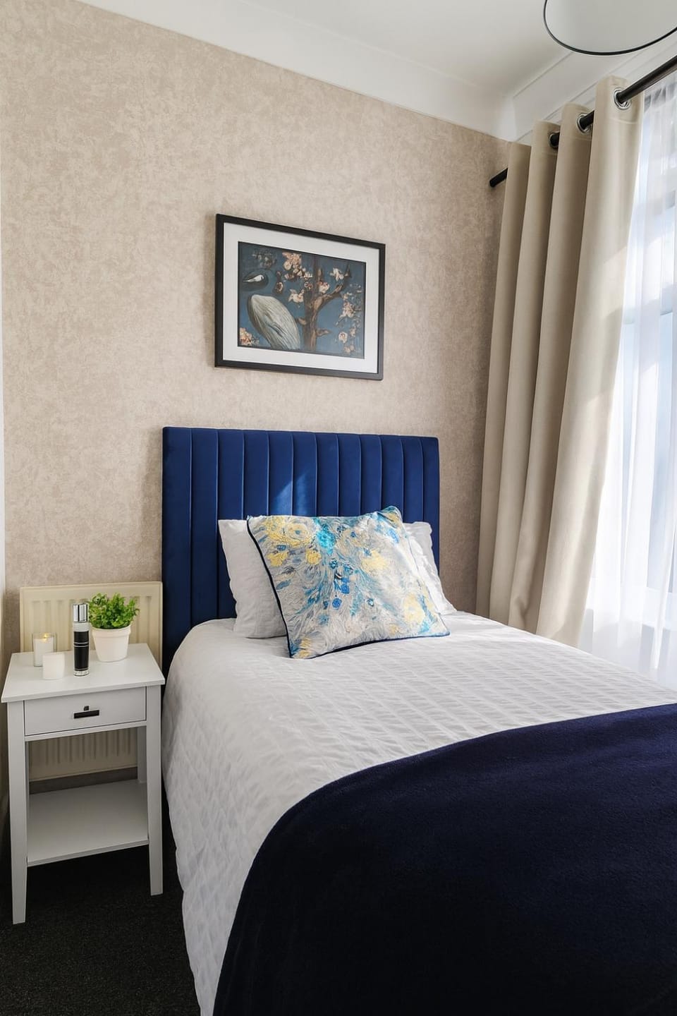 3 Bed Hull Home WiFi On Street Parking Apartment in Hull