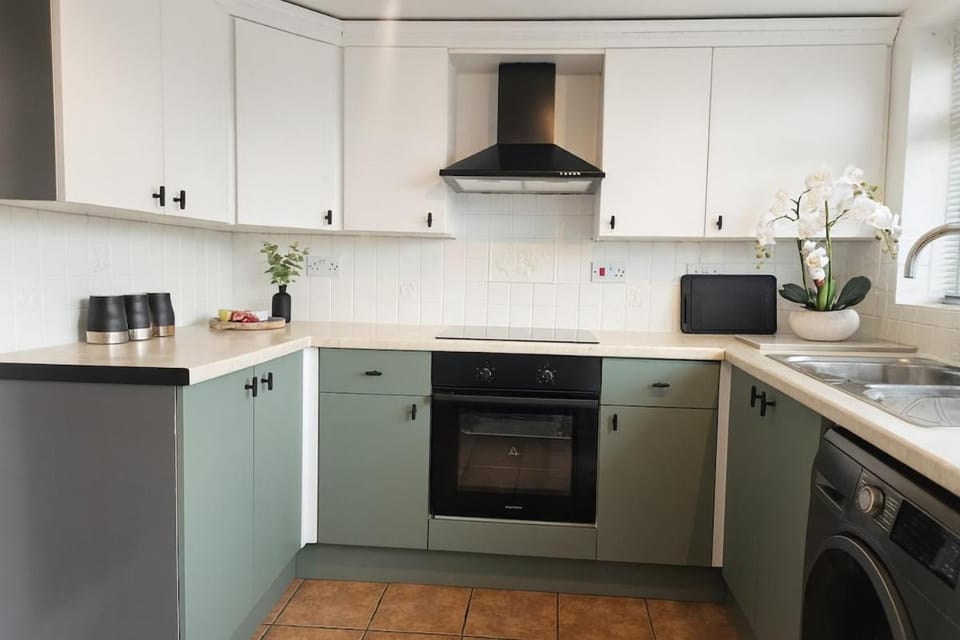 3 Bed Hull Home WiFi On Street Parking Apartment in Hull