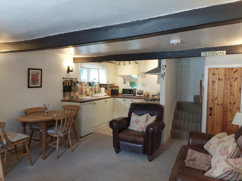 Kitchen or kitchenette, Living room, Seating area, Dining area