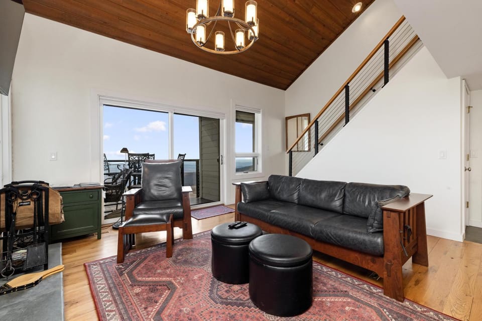 Ledges 78 with Wintergreen Advantage House in Nelson County