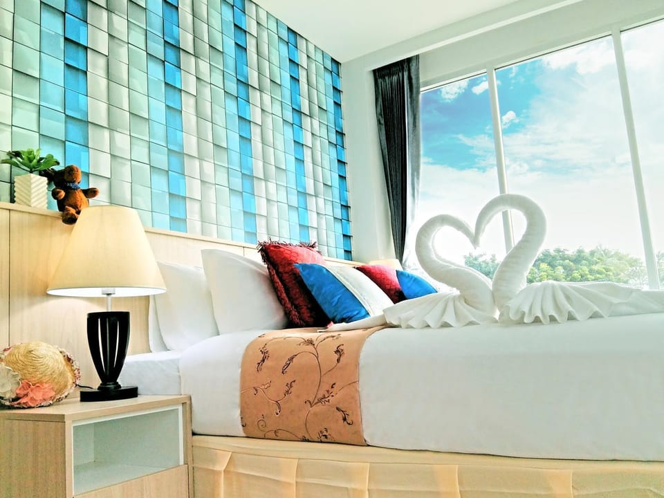 Bed, Living room, Photo of the whole room, Seating area, Bedroom