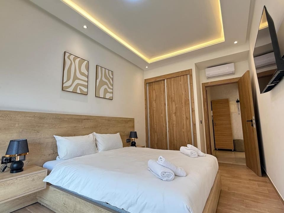 Bed, TV and multimedia, Photo of the whole room, Bedroom, towels, wardrobe, air conditioner