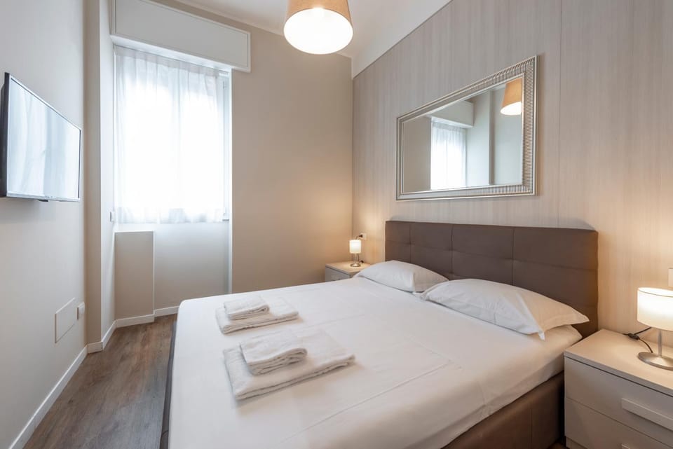 Bed, TV and multimedia, Photo of the whole room, Bedroom, towels