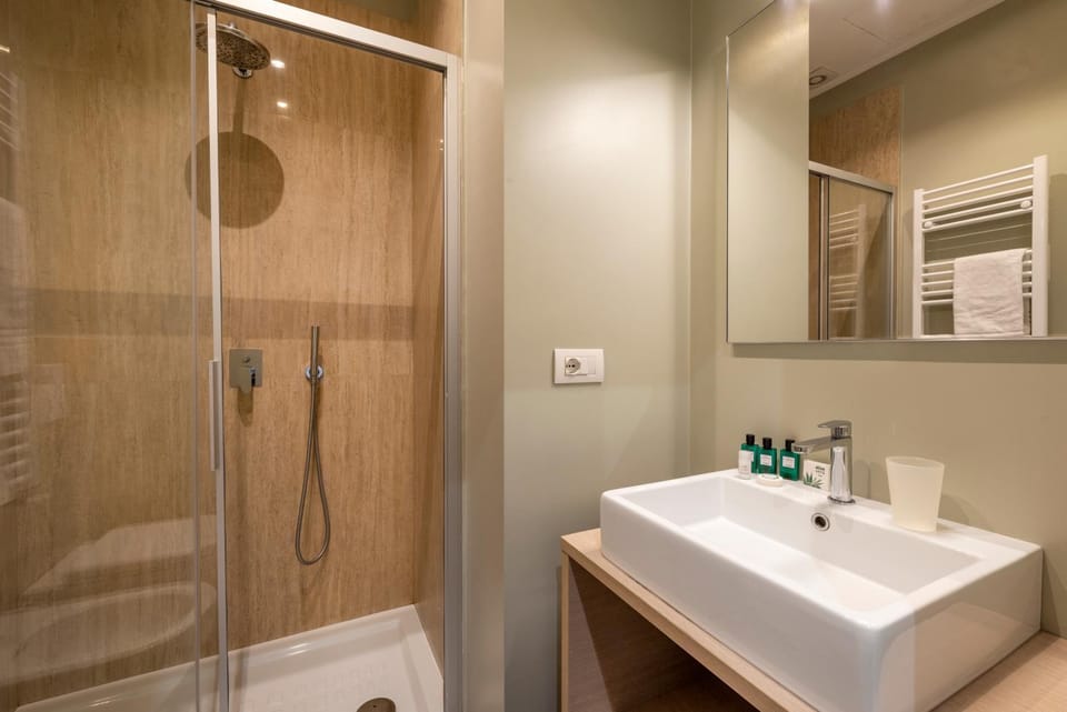 Shower, Toilet, Bathroom, towels