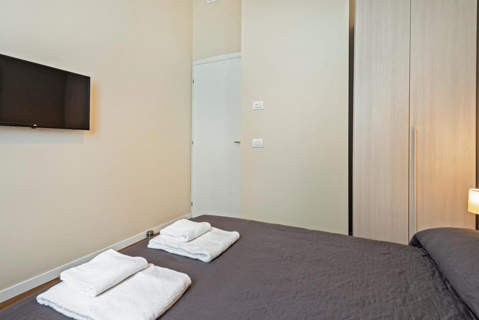 Bed, TV and multimedia, Photo of the whole room, Bedroom, towels, wardrobe