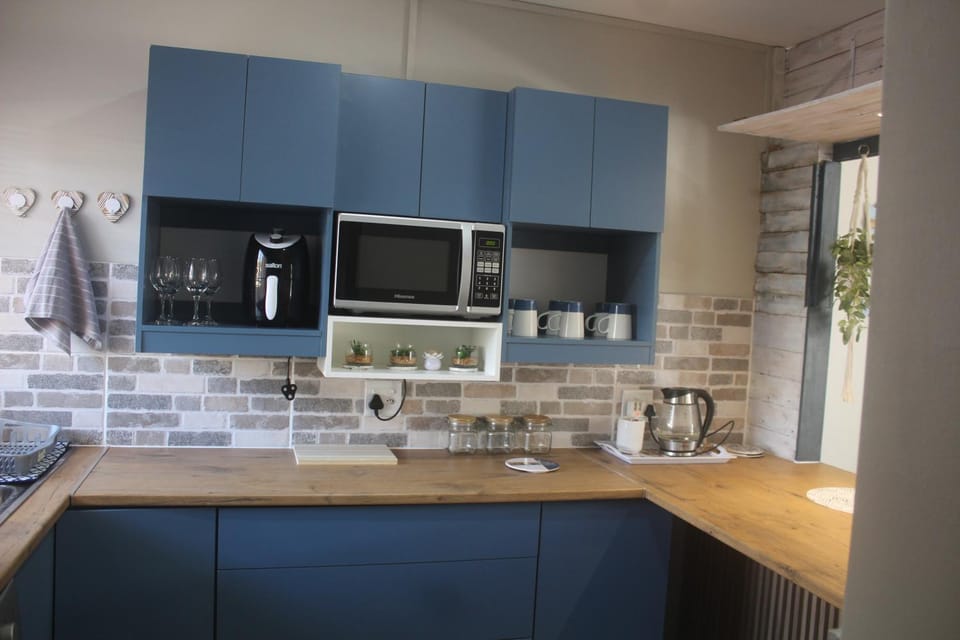 Coffee/tea facilities, Kitchen or kitchenette, oven, stove, toaster