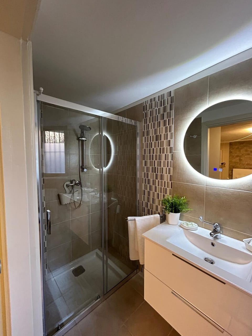 Shower, towels