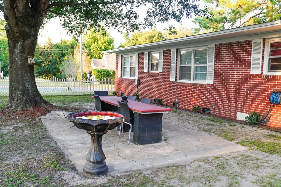 Patio, Day, Dining area