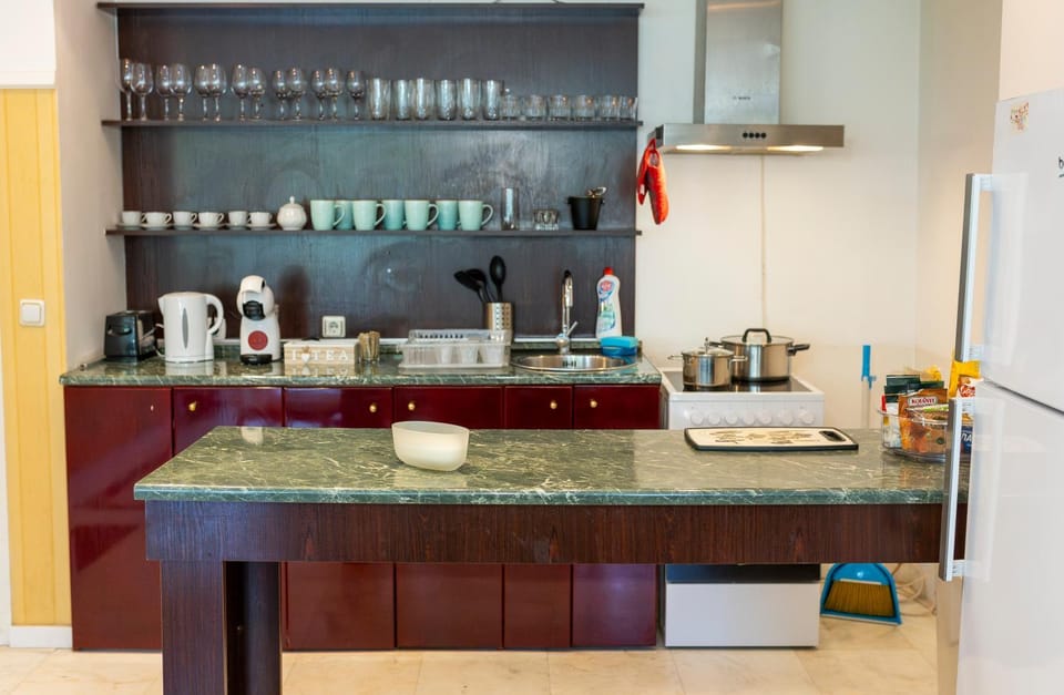 Coffee/tea facilities, Kitchen or kitchenette, microwave, oven, stove, toaster