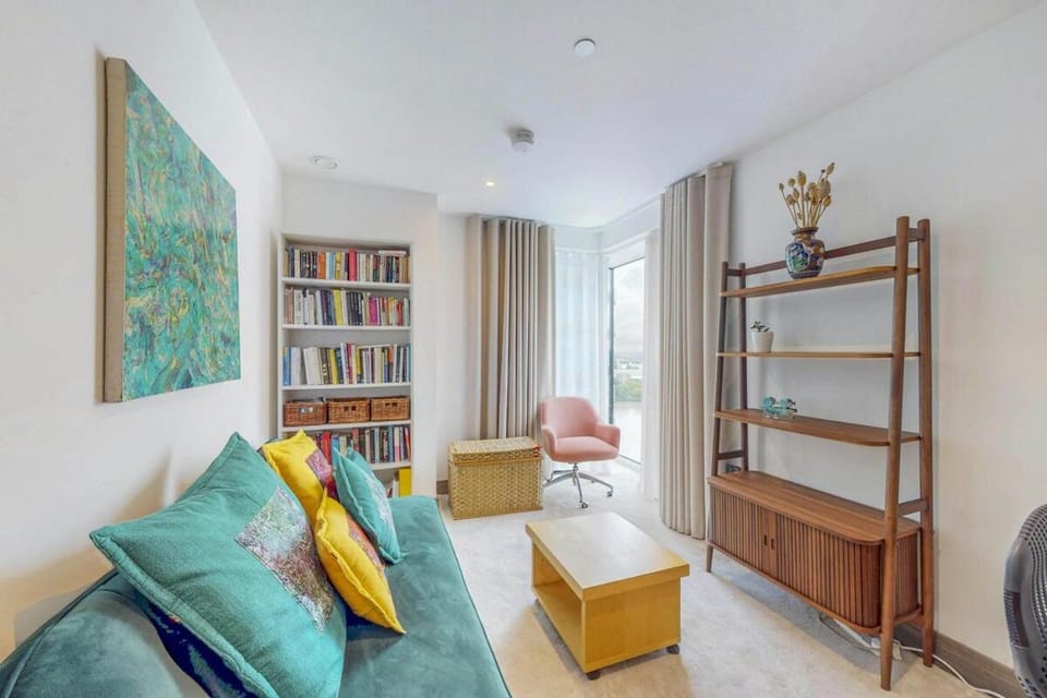 Photo of the whole room, Seating area