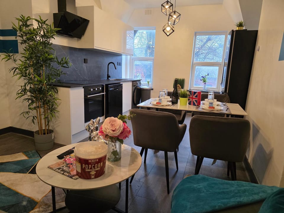 Kitchen or kitchenette, Seating area, Dining area, oven, stove