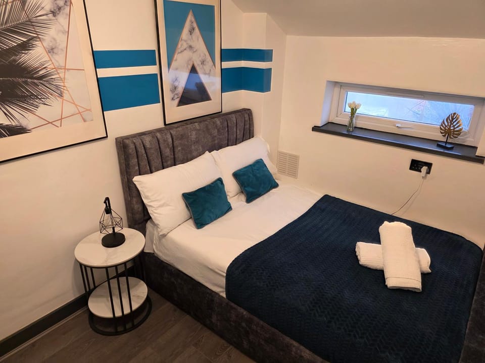 Bed, Bedroom, towels