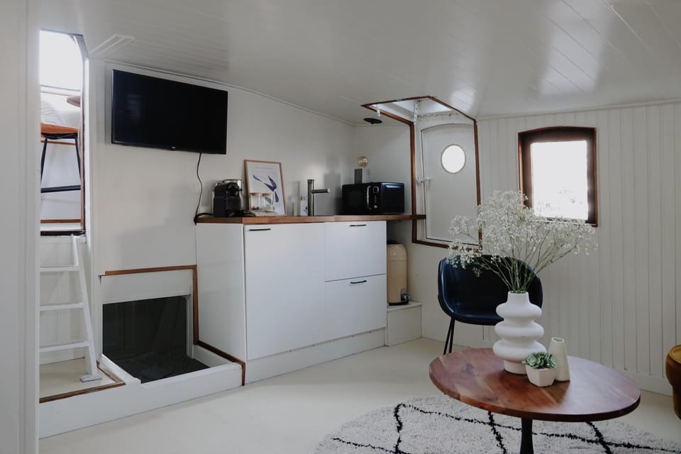 City center Amstel river Houseboat Kom en Zie Docked boat in Amsterdam