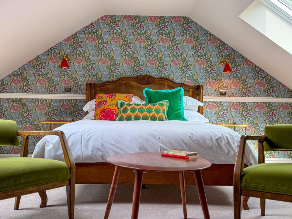 Bed, Seating area, Bedroom