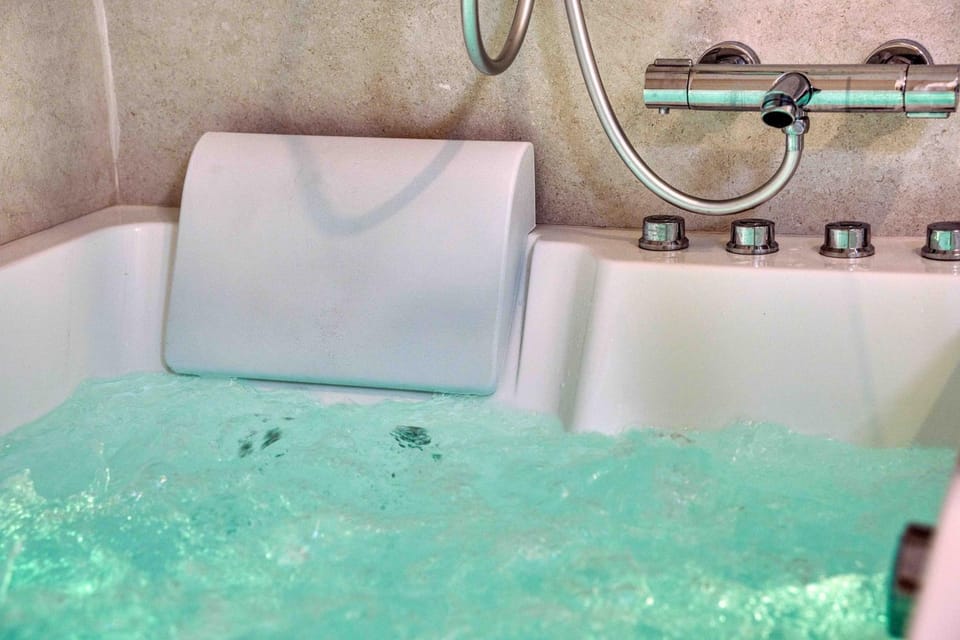 Hot Tub, Bathroom