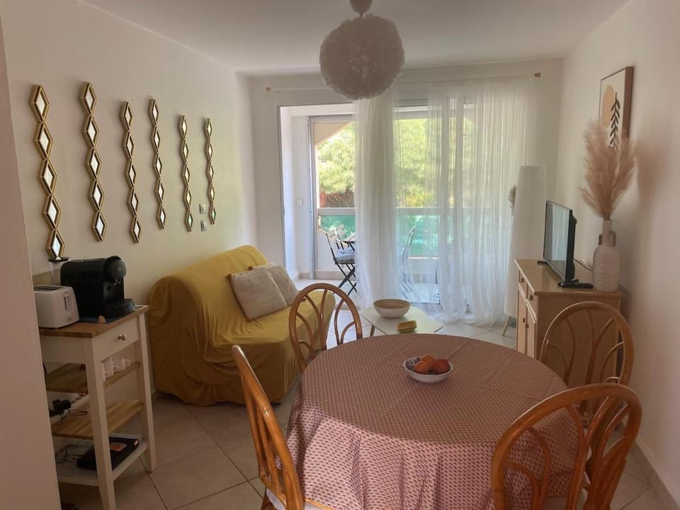 2 bedroom apartment near the sea with parking Apartment in Bormes-les-Mimosas