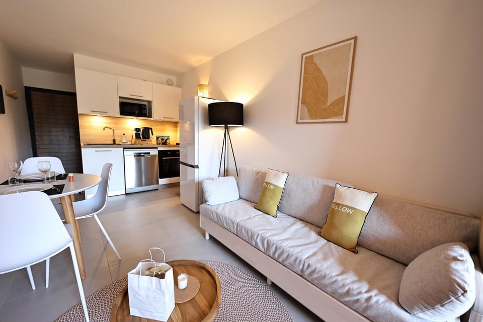 Living room, Dining area, oven, toaster