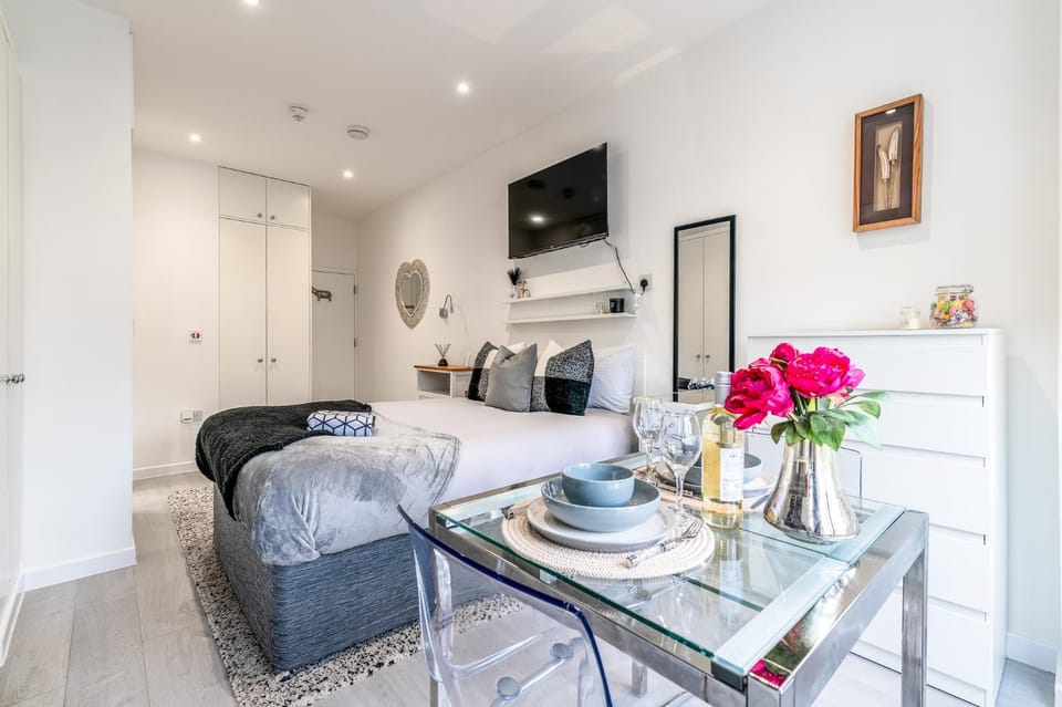 Central Harrow Studios 3mins to station! Apartment in Harrow