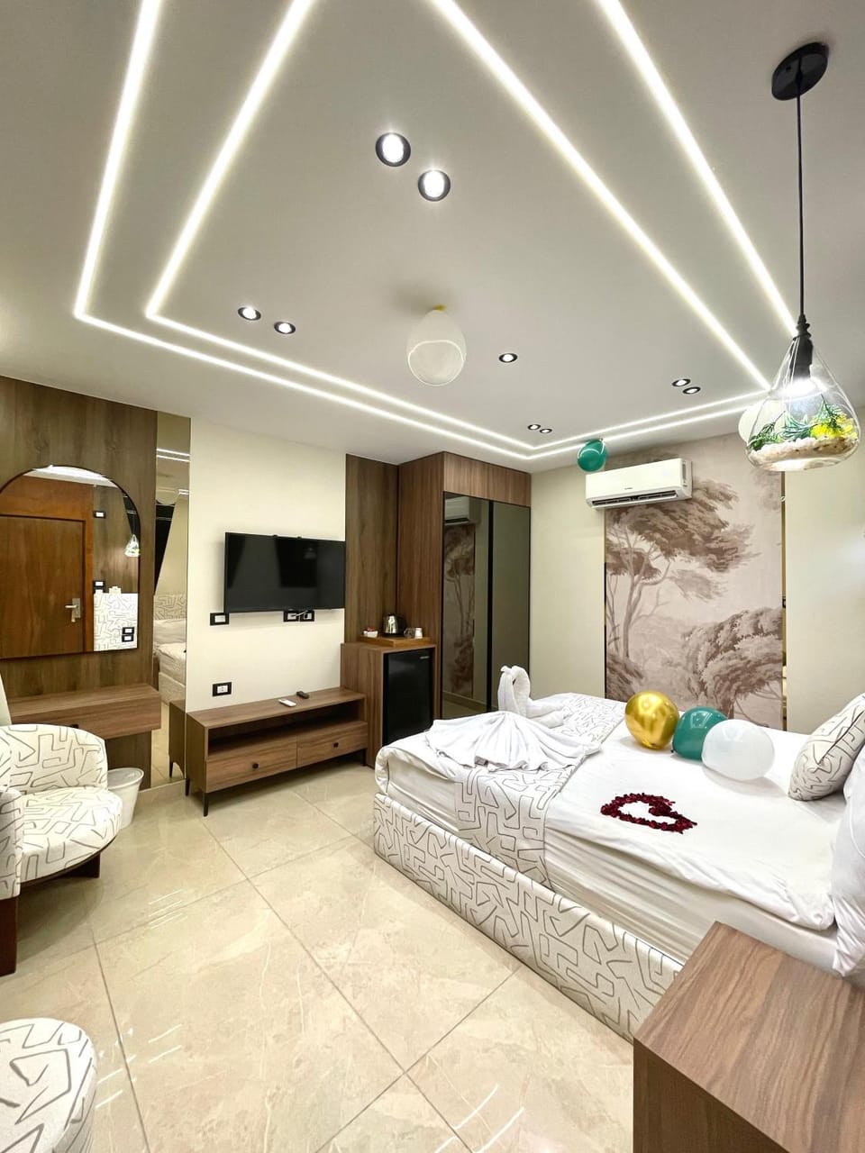 Communal lounge/ TV room, Bed, TV and multimedia, Living room, Photo of the whole room, Seating area, Evening entertainment, Bedroom, Garden view, towels